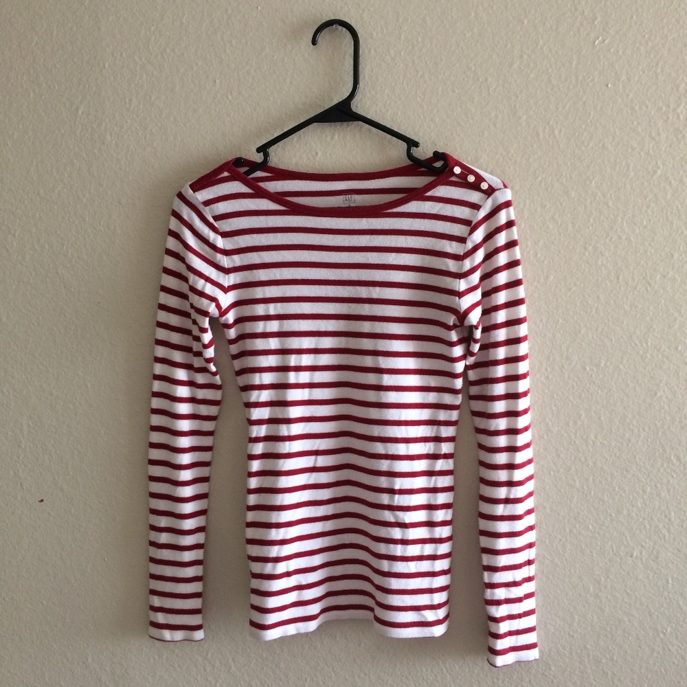 ✨ GAP Christmas red & white button detail sweater✨